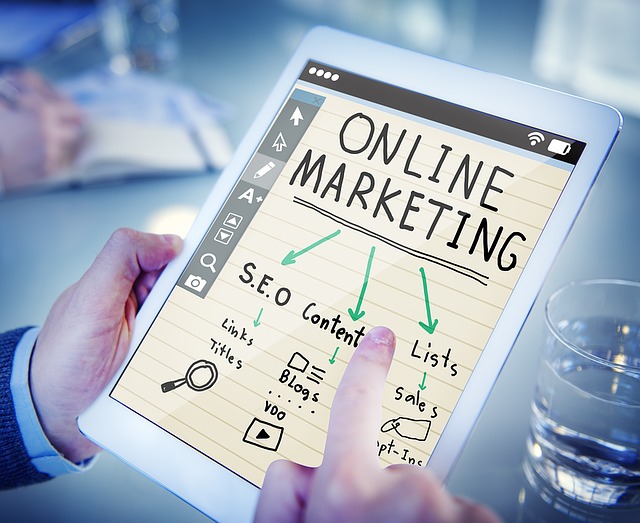 on-line marketing napsaný na tabletu