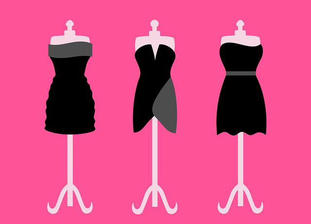 Troje dámské společenské šaty obléknuté na krejčovských pannách